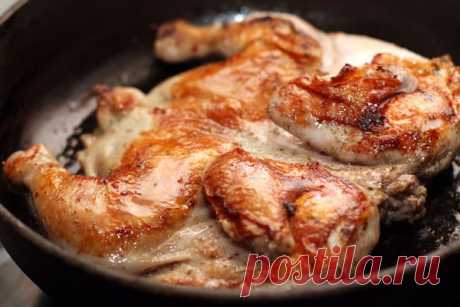 ЦЫПЛЕНОК ТАБАКА 

Ингредиенты: 

• Цыпленок корнишон - 300-400 гр 
• Масло сливочное - 30 гр 
• Масло оливковое - 1 ст.л. 
• Чеснок - 3 зубчика 
• Соль, перец 

Приготовление: 

• Цыпленка разрезать вдоль по грудке, развернуть и отбить по всей поверхности, посолить и поперчить с обеих сторон 
• Хорошо разогреть сковороду, растопить сливочное масло, выложить цыпленка кожей вниз и жарить 5 минут на сильном огне 
• Положить на цыпленка груз (например, крышку или разделочную д...