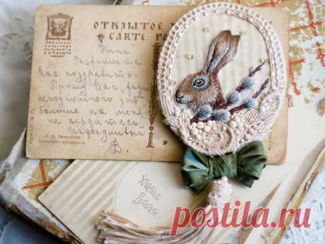 Вышитая брошка с пасхальным зайкой и веточкой вербы - Ярмарка Мастеров - ручная работа, handmade