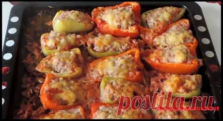 Перец фаршированный курицей и овощами
Ингредиенты:
Болгарский перец - 3шт
Курица - 250гр
Помидор - 1шт
Репчатый лук - 1шт
Кабачок - 100гр
Твердый сыр - 100гр
Сметана - 2ст.л.
Соль, специи, зелень - по вкусу

Приготовление:
Перец разрезать пополам, оставив хвостик, освободить от семян.
Курицу измельчить в блендере или мелко порезать ножом. Нарезать лук, помидор и кабачок мелкими кубиками, смешать, добавить специи, сметану, нарезанную зелень. Хорошо перемешать.
Наполнить нач...
