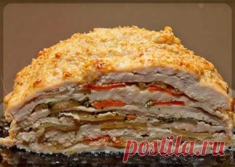 КУРИЦА "УДИВИ ГОСТЕЙ".
Вкуснейшее и оригинальнейшее блюдо - готовится из простых продуктов, а выглядит - как деликатес из шикарного ресторана. Можно делать порционно - одна куриная грудка на порцию, но мне кажется, что вкуснее и сочнее получается, когда всё готовится одним большим слоёным куском.
Ингредиенты (порция, примерно, на двоих):
Грудка куриная филе - 500 г,
Морковь средняя - 2 шт,
Лук репка средний - 1 шт,
Картофель не очень крупный - 2-3 шт,
Масло раст.,
Яйцо - 1...