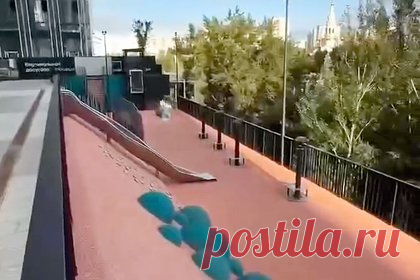 Москвичи пожаловались на ведущую в пропасть горку на детской площадке