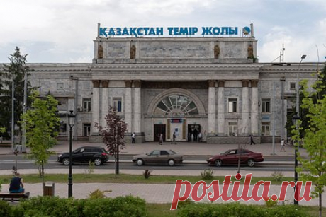 В Казахстане сменят название вокзала на Орал. Министерство транспорта Казахстана переименует ряд железнодорожных станций, в том числе вокзал имени бывшего президента страны Нурсултана Назарбаева. Согласно документу, ведомство планирует переименовать ряд русскоязычных названий станций. В частности, планируется смена названия вокзала Уральска на Орал.