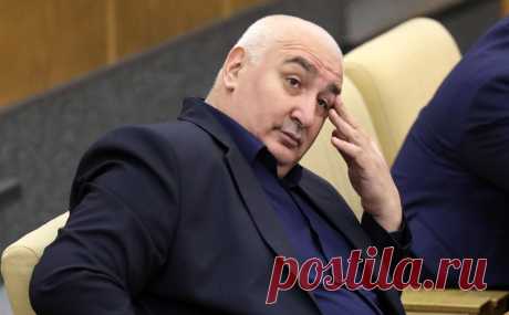 «Ведомости» узнали о плане лишить двух депутатов Думы мандатов за прогулы. Депутаты от ЛДПР Напсо и Пайкин с весны не голосовали на пленарных заседаниях Думы. Ранее за прогулы своих мест лишились еще два парламентария — из них один был осужден и находится в розыске. Еще один решил сам сложить полномочия