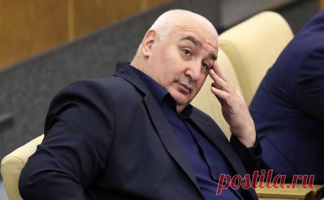 «Ведомости» узнали о плане лишить двух депутатов Думы мандатов за прогулы. Депутаты от ЛДПР Напсо и Пайкин с весны не голосовали на пленарных заседаниях Думы. Ранее за прогулы своих мест лишились еще два парламентария — из них один был осужден и находится в розыске. Еще один решил сам сложить полномочия