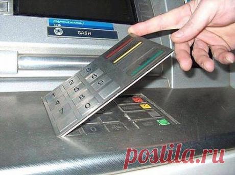 ВСЕГДА Проверяйте клавиатуру
Мошенники используют это устройство для захвата Вашего ПИН-кода. Пожалуйста, поделитесь с друзьями и коллегами.