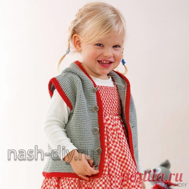 ДЕТСКИЙ ВЯЗАНЫЙ ЖИЛЕТ СПИЦАМИ С КАПЮШОНОМ,
описание: http://nash-diy.ru/vjazanie-dlja-detej/teplye-detskie..