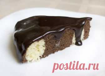 Шоколадно - творожный мягкий пирог
Ингредиенты:
На форму 22-24 см
Для шариков из творога:
Творог - 250 г
Мука - 3 столовые ложки
Яйцо - 1 штука или 2 желтка
Сахар - 50 г
Кокосовая стружка - 40 г
Для теста:
Мука ~ 150 г
Яйца - 3 штуки
Сахар - 100 г
Ванильный сахар - 1 столовая ложка
Соль - щепотка
Шоколад - 100 г
Какао - 3 столовые ложки
Крахмал - 2 столовые ложки
Разрыхлитель - 1 чайная ложка
Молоко - 100-150 мл
Для глазури:
Шоколад - 100 г
Мед - 20 г
Сливочное масло - 15 г
Сливки - 40 мл