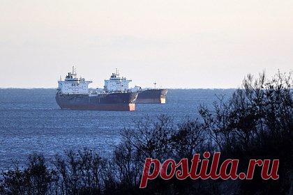 Российские нефтяники столкнулись с новой проблемой в Индии. Представители правительства Индии задержали оплату минимум семи партий российской нефти, предназначавшихся местным нефтеперерабатывающим заводам. Власти азиатской страны не устроил тот факт, что за последнее время компании все чаще стали проводить оплату сырья в китайской валюте вместо рупий.