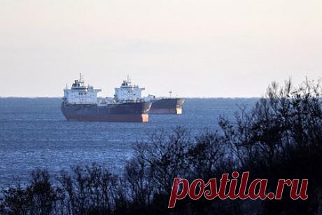 Российские нефтяники столкнулись с новой проблемой в Индии. Представители правительства Индии задержали оплату минимум семи партий российской нефти, предназначавшихся местным нефтеперерабатывающим заводам. Власти азиатской страны не устроил тот факт, что за последнее время компании все чаще стали проводить оплату сырья в китайской валюте вместо рупий.