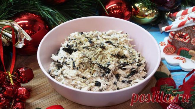 Салат с курицей и черносливом. Невероятно вкусный салат на новогодний стол. Новогоднее меню Ингредиенты:Куриное филе (отварное) – 350 гЧернослив – 150 гГрецкие орехи (очищенные) – 100 гМайонез – по вкусуКуриное филе нарезаем произвольными кусочками.Чернослив нарезаем соломкой.Грецкие орехи измельчаем при помощи блендера. Если блендера нет, то можно мелко нарезать при помощи...