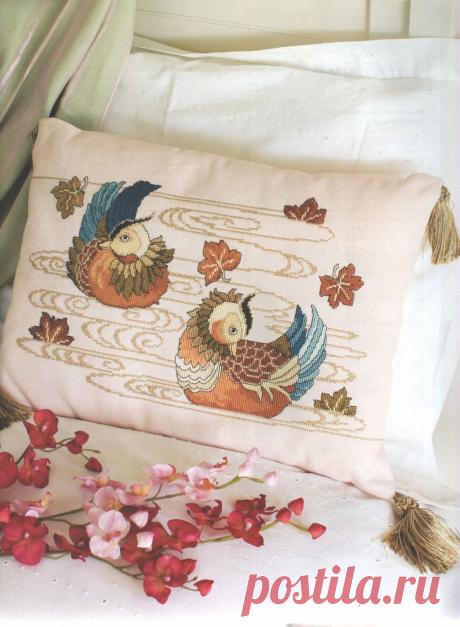 Вышивка крестиком на подушке - Две утки-мандаринки на старом озере