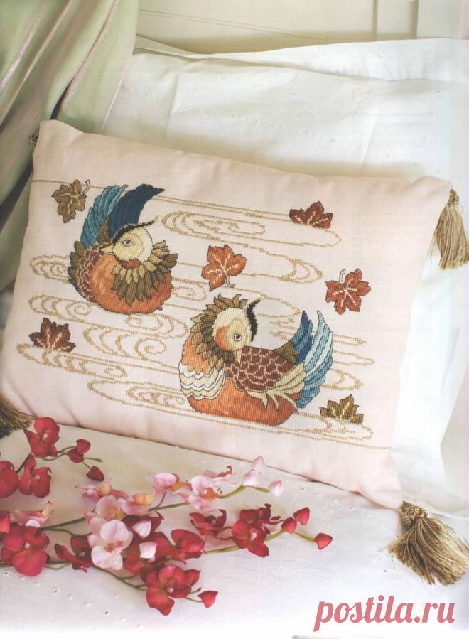 Вышивка крестиком на подушке - Две утки-мандаринки на старом озере