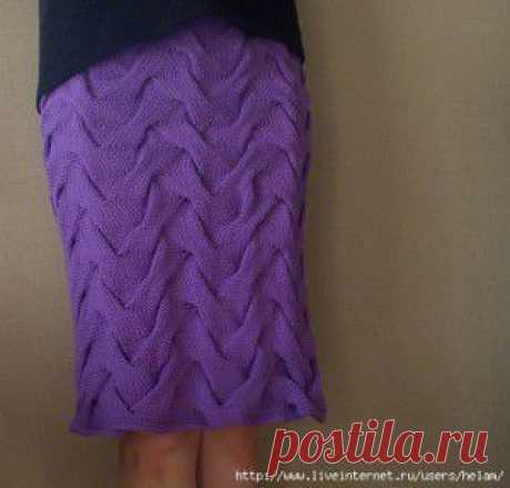 Синяя прямая вязаная юбка из кос со схемой вязания