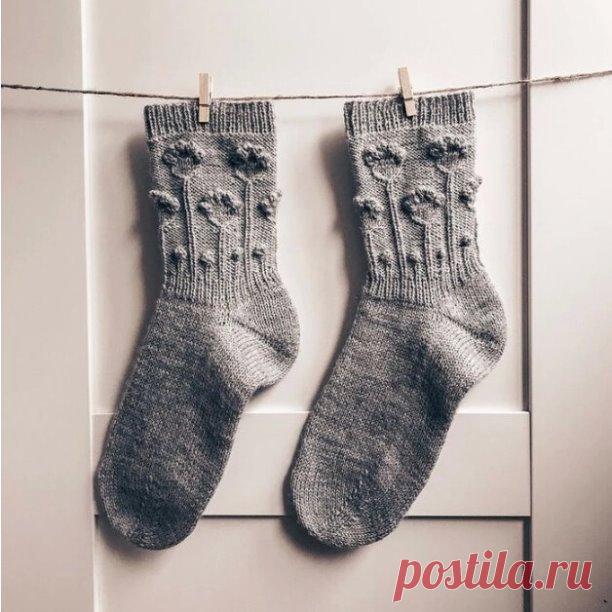 Носочки спицами

Автор lambmania
https://www.instagram.com/lambmania/

Носочки #Flowers (37-38) 
Пряжа 210 метров/ 50 грамм - 2 мотка 
Спицы N 2,5. 
Набираем 65 петель, замыкаем круг = 64 петли. 
Вяжем по схеме резинку и паголенок. 
Приступаем к вывязыванию пятки: я вязала пятку бумеранг. Делим петли пополам . И из одной половины будем вывязывать пятку. Для этого делим количество петель (32) на 3 части и получаем 11/10/11. Я вяжу укороченные ряды немецким способом. 
Как то...