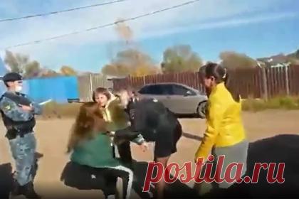 Двух девочек отобрали у россиянки после ухода пяти сестер в детдом. В Хабаровском крае сотрудники правоохранительных органов и опека силой изъяли двух девочек из семьи тети после ухода их пяти сестер в детский дом. Инцидент произошел в среду, 13 октября, в городе Бикин. На кадрах, опубликованных в сети, видно, как девочки вырываются и кричат, чтобы их отпустили.