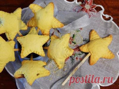 Печенье на палочке на Новый год (Печиво на паличці на Новий рік) Необычное печенье, которое понравится не только детям, но и взрослым. Интересная начинка из шоколада и маршмеллоу, нежное песочное тесто и все это на палочке. Такое печенье легко украсит новогодний стол, но также его можно испечь в любой день в году, ведь это так весело.

Незвичайне печиво, яке сподобається не тільки дітям, але і дорослим. Цікава начинка з шоколаду та маршмеллоу, ніжне пісочне тісто і все це на паличці. Таке печи