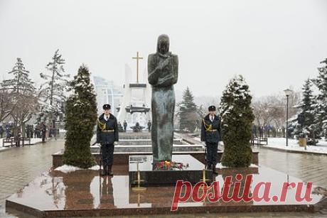 В Молдавии вандалы нанесли свастику на советские памятники. В Молдавии вандалы нанесли свастику на памятники мемориального комплекса «Скорбящая мать» в городе Единцы. Об этом сообщил председатель Координационного совета российских соотечественников (КСРС) Алексей Петрович. Уточняется, что злоумышленники также нанесли другие фашистские символы на памятники.