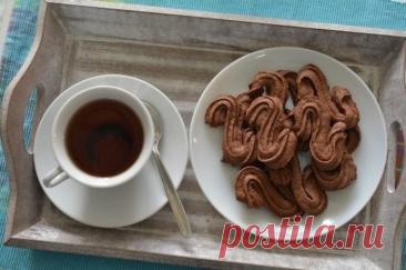 Венское шоколадное печенье Ингредиенты:Масло сливочное (размягченное) — 125 гСахарная пудра — 50 г Яичный белок (большой) — 1 шт. Какао — 15 г Мука — 130 г Соль — 1 щепоткаПриготовление:1. Масло с сахарной пудрой взбить до кремового состояния. Муку и какао...
