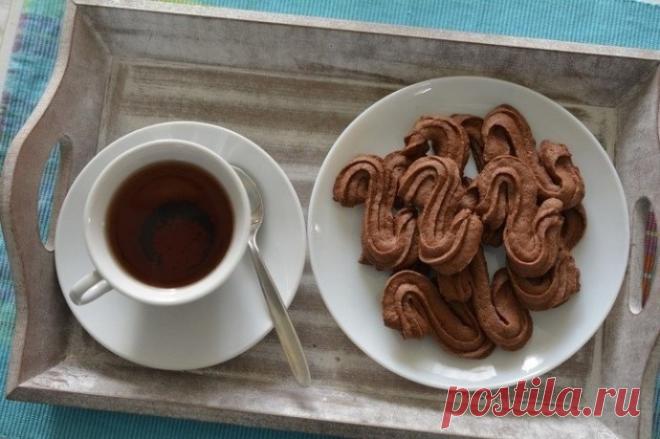 ​Венское шоколадное печенье Ингредиенты:Масло сливочное (размягченное) — 125 гСахарная пудра — 50 г Яичный белок (большой) — 1 шт. Какао — 15 г Мука — 130 г Соль — 1 щепоткаПриготовление:1. Масло с сахарной пудрой взбить до кремового состояния. Муку и какао...