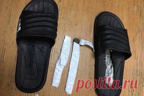 В российской колонии изъяли гашиш в резиновых шлепанцах заключенного. Резиновые шлепанцы с гашишем пытались передать осужденному, отбывающему наказание в колонии Тульской области. Сотрудники ИК-4 обратили внимание на подозрительную деталь обуви при приеме посылки. В подошве резиновых шлепанцев они обнаружили два свертка с неким веществом. Это оказался гашиш.