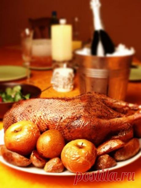 Новогодний гусь с яблоками и тмином — Готовим дома