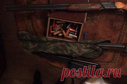 Россиянин расстрелял двух человек из ружья после дорожного конфликта. В Канске Красноярского края задержали ранее судимого местного жителя, который выстрелили из ружья по двум россиянам, поджидавшим его у дома после дорожного конфликта. Молодой человек поссорился с местными жителями, сел в автомобиль и хотел уехать, но зацепил машину потерпевших и скрылся с места происшествия.