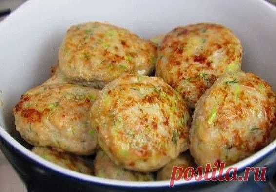 Куриные котлетки с кабачком получаются очень сочными и вкусными. Можно готовить из любого фарша, добавлять разную зелень, приправы или сыр.
Ингредиенты: 
1 кг куриного фарша 
1 кабачок 
1 яйцо 
1 ст. л панировочных сухарей 
1 ч.л приправы для курицы 
укроп 
соль 
растительное масло