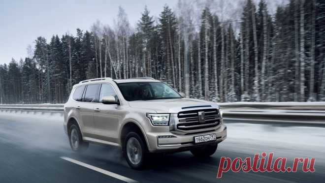 Тест-драйв Tank 500 Urban: китайцы сделали свой Toyota Land Cruiser, и он не хуже. Россияне, привыкшие покупать автомобили формата Toyota Land Cruiser 300, но не готовые переплачивать за неофициально ввезенные машины, неминуемо придут в автосалон Tank. Рамных премиальных внедорожников с официальным сервисом и гарантией от производителя в стране практически не осталось, а Tank 500 Urban -- это еще и гибрид, который благодаря электромотору сочетает в себе мощное ускорение и экономичность.…