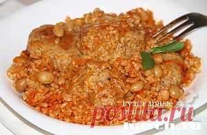 Тефтели, запеченные с рисом и овощами.