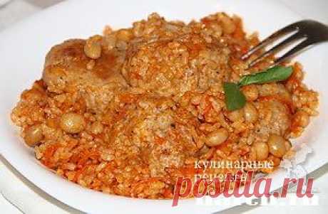 Тефтели, запеченные с рисом и овощами.