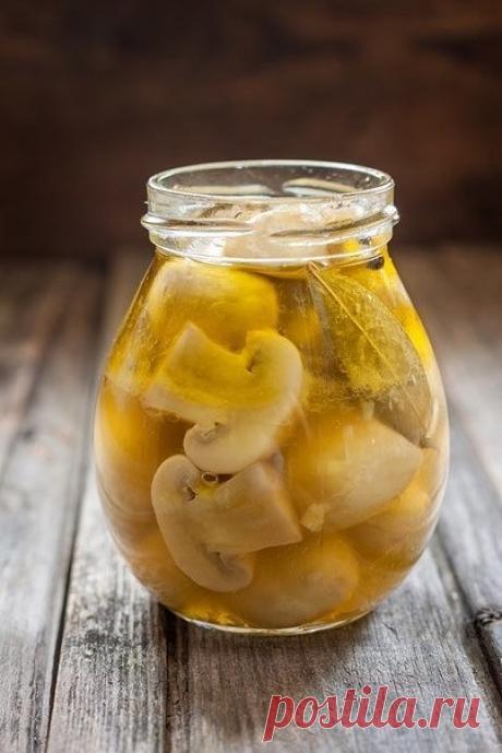 МАРИНОВАННЫЕ ШАМПИНЬОНЫ ЗА 5 МИНУТ.

ИНГРЕДИЕНТЫ:
 Шампиньоны — 500 г
 Уксус (столовый, 9%) — 60 мл
 Масло растительное — 120 мл
 Чеснок — 3 зуб.
 Перец черный (горошком) — 10 шт
 Сахар — 2 ч. л.
 Соль — 1 ч. л.
 Лавровый лист — 4 шт

ПРИГОТОВЛЕНИЕ:
1. Шампиньоны помыть, крупные шампиньоны разрезать на 4 части, средние наполовину, мелкие можно оставить целыми.
2. В кастрюльке, где будете варить грибы, приготовить маринад - смешать уксус, масло, сахар, соль, добавить перец ...