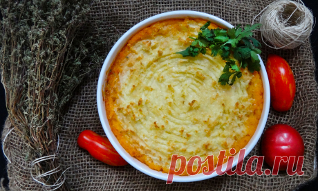 Коттеджный пирог (Cottage pie). Пирог с картофелем, приготовленный из ягнятины, называется Пастуший пирог — shepherd’s pie. Сегодня мы приготовим пирог из говядины — cottage pie.
Сочное воздушное мясо, покрытое не менее воздушным пюре из картофеля с добавлением сыра Пармиджано Реджано (Parmigiano Reggiano)