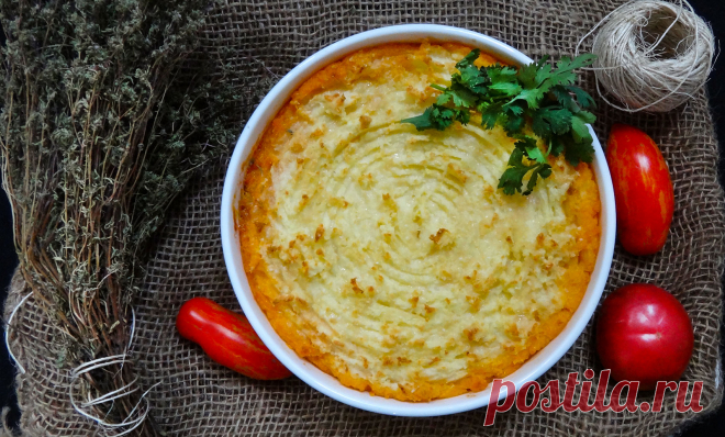 Коттеджный пирог (Cottage pie). Пирог с картофелем, приготовленный из ягнятины, называется Пастуший пирог — shepherd’s pie. Сегодня мы приготовим пирог из говядины — cottage pie.
Сочное воздушное мясо, покрытое не менее воздушным пюре из картофеля с добавлением сыра Пармиджано Реджано (Parmigiano Reggiano)