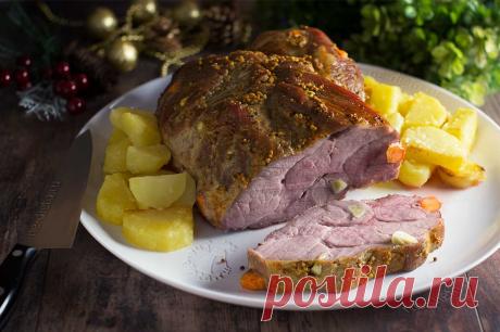 Запеченная в духовке свинина - как вкусно запечь свинину куском, рецепт с фото | ne-dieta Предлагаю вам простой, но необычный рецепт приготовления запеченной свиной шейки одним куском. Мясо готовится 3 часа на водяной бане при низкой температуре духовки и получается очень нежным и вкусным.