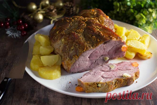 Запеченная в духовке свинина - как вкусно запечь свинину куском, рецепт с фото | ne-dieta Предлагаю вам простой, но необычный рецепт приготовления запеченной свиной шейки одним куском. Мясо готовится 3 часа на водяной бане при низкой температуре духовки и получается очень нежным и вкусным.