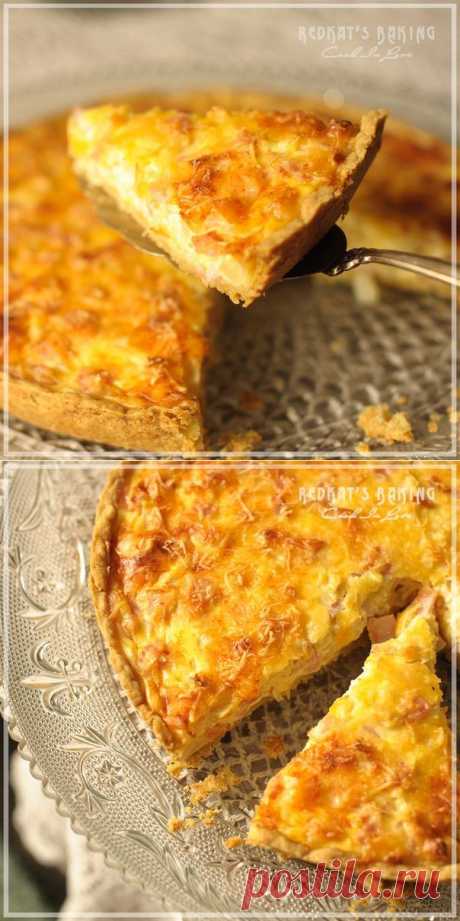 Киш с сыром и ветчиной.