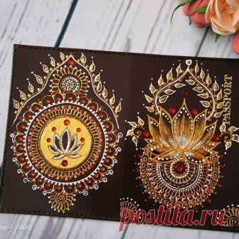 Обложка на паспорт.
Тоже была сделана когда-то давно на вебинаре. 
Наконец-то и до неё руки дошли 😄

#мехендиакрилом #мехенди #росписьконусом #точечнаяроспись #обложканапаспорт #ручнаяработа #valerie_обложка #valerie_point