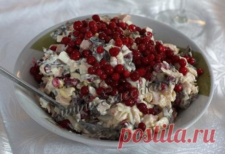 Салат с брусникой и курицей - рецепт с фото