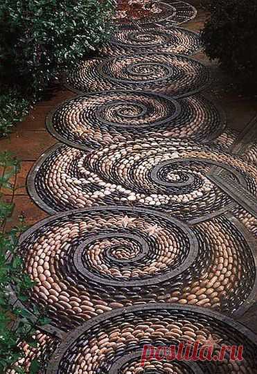 Смотрите все варианты садовых дорожек в группе. А также 1000 идей для вашего дома и дачи.