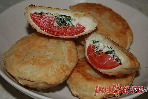 Лепешечки с помидорами, чесночным творогом и зеленью.