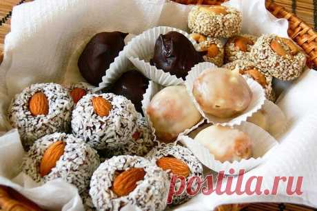 Домашние конфеты: вкусно, полезно, безопасно Конфеты – кондитерские изделия, сделанные из сахара или шоколада. Начинки для них могут быть разными. Это помадка, крем, сгущенка, повидло. Есть лакомства с кусочками сухофруктов или замороженных фруктов, ликером, сливками. Хотите удивить гостей и устроить вечеринку сюрпризов? Ищете интересные рецепты полезных сладостей без искусственных красителей и аллергенных добавок? Самые лучшие и вкусные рецепты домашних конфет, […]
