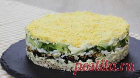 Салат « Довольный мужчина». Разметают первым на столе! Невероятно вкусно и просто!
Сегодня делюсь рецептом салата, который покоряет сердца своим изысканным вкусом и аппетитным внешним видом. Этот салат идеально подходит для праздничного стола и для уютного семейного ужина. Он сытный, лёгкий, а его пикантность особенно понравится мужчинам.  

Ингредиенты:
- куриное филе — 200 гр.
- чернослив — 150 гр.
- грецкие орехи — 100 гр.
- огурец — 2 шт. 
- яйца — 2 шт.

Для заправки:...