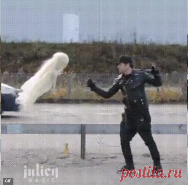 Фокусник издевается над прохожими👻