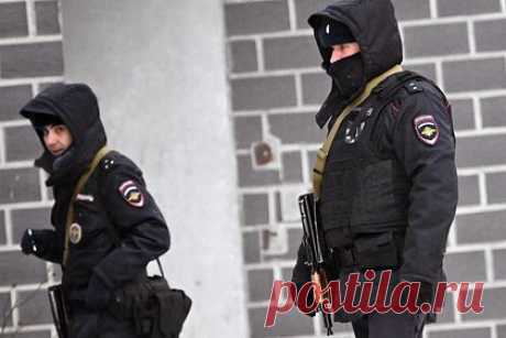 Сидевший возле догоравшего трупа россиянин назвался богом и был расстрелян. В Подмосковье полицейские разбираются в обстоятельствах происшествия в городе Долгопрудный, где мужчина несколько раз выстрелил из травматического пистолета в юношу, сидевшего с ножом возле горящего трупа и назвавшегося богом. Об этом в понедельник, 10 апреля, сообщает Telegram-канал SHOT.