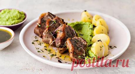 Ягнятина по-английски с мятным соусом - ПУТЕШЕСТВУЙ ПО САЙТУ. В Англии ягнятина пользуется всенародной любовью. Но в отличие от Франции или Италии здесь не любят «мудрить» с мясом – его просто жарят, приправив солью и перцем. А чтобы подчеркнуть вкус мяса, используют соус из мяты или мятное желе – его легко купить в любом английском магазине. ИНГРЕДИЕНТЫ 4 стейка …