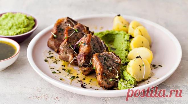 Ягнятина по-английски с мятным соусом - ПУТЕШЕСТВУЙ ПО САЙТУ. В Англии ягнятина пользуется всенародной любовью. Но в отличие от Франции или Италии здесь не любят «мудрить» с мясом – его просто жарят, приправив солью и перцем. А чтобы подчеркнуть вкус мяса, используют соус из мяты или мятное желе – его легко купить в любом английском магазине. ИНГРЕДИЕНТЫ 4 стейка …