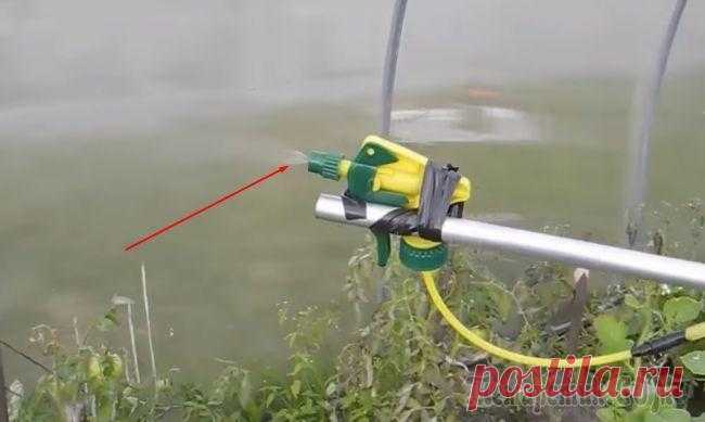 Распылитель из подручных материалов Автор взял: 6л пластиковую бутылку, лыжную палку, насос с манометром, изоленту, скотч широкий, шланг, распылитель, автомобильный ниппель.С лыжной палки он убрал острый наконечник, далее взял распылите...