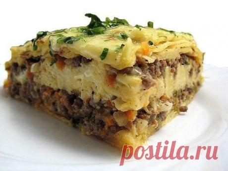 Мясной пирог из тонкого армянского лаваша Быстрый пирог из лаваша (и тесто ставить не надо!) Пирог получается сочный и вкусный-вкусный Ингредиенты: • Лаваш тонкий • Мясо (Любое..или фарш) — 400 г • Морковь — 1 шт • Лук репчатый • Зелень • Кефир — 1,5 стак. Яйцо — 1 шт • Сыр (твердый) — 200 г Перемалываем мясо на комбайне..или пропускаем через мясорубку, обжариваем фарш Остывший фарш смешиваем с зеленью и тертым сыром Форму выкладываем лавашем. Выкладываем лаваш с нахлестом на бортики формы.И…