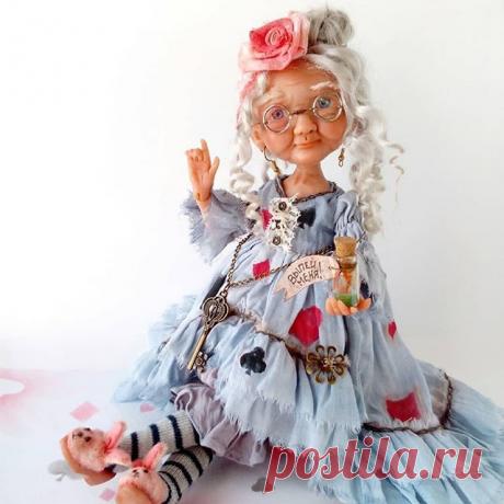 Бабушка Алиса!...Наши дни...
.
Судя по дате издания книги и возрасту тогдашней девочки, Алисе сейчас лет 160!😁
.
Выполнена в смешанной технике. Пластика Ливингдолл, тело текстиль. Руки шарнирные, ноги болтушки.
.
Платье, юбка, панталоны из нежного штапеля, окрашенного мной,чулочки- трикотаж. Тапочки-кролики.🐰
.
 Бабушка совершенно СВОБОДНА. Может стать украшением вашего интерьера! Автор @mila.liadova
.
.
.
Понравился мастер? Поддержи, ставь ❤️
.
.
.
#ручная_работа #ручна...