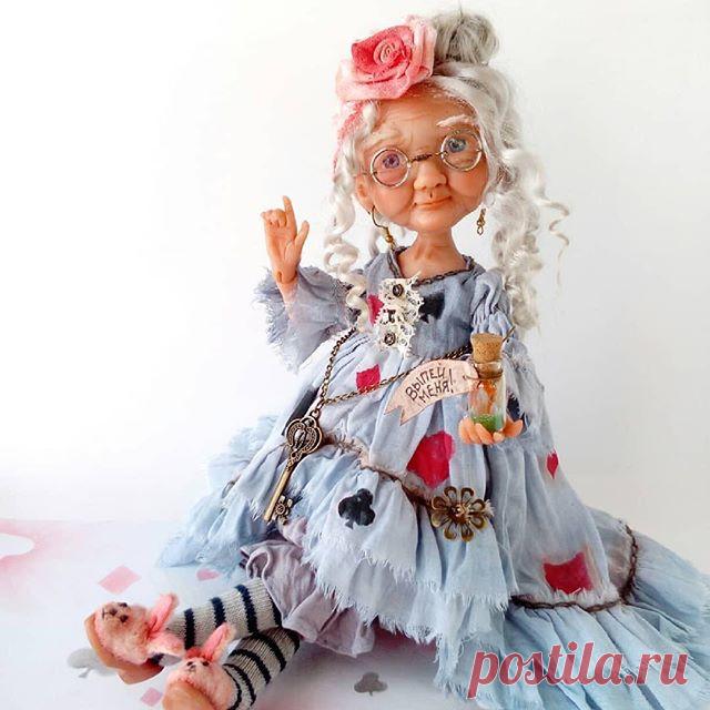 Бабушка Алиса!...Наши дни...
.
Судя по дате издания книги и возрасту тогдашней девочки, Алисе сейчас лет 160!😁
.
Выполнена в смешанной технике. Пластика Ливингдолл, тело текстиль. Руки шарнирные, ноги болтушки.
.
Платье, юбка, панталоны из нежного штапеля, окрашенного мной,чулочки- трикотаж. Тапочки-кролики.🐰
.
 Бабушка совершенно СВОБОДНА. Может стать украшением вашего интерьера! Автор @mila.liadova
.
.
.
Понравился мастер? Поддержи, ставь ❤️
.
.
.
#ручная_работа #ручна...